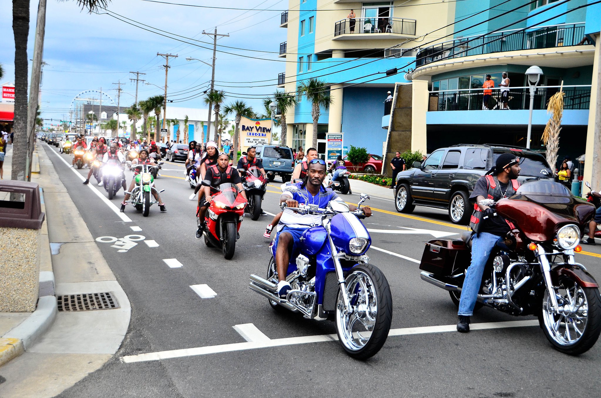 Bienvenue à Myrtle Beach Pour La Black Bike Week La Poignée Dans Langle 