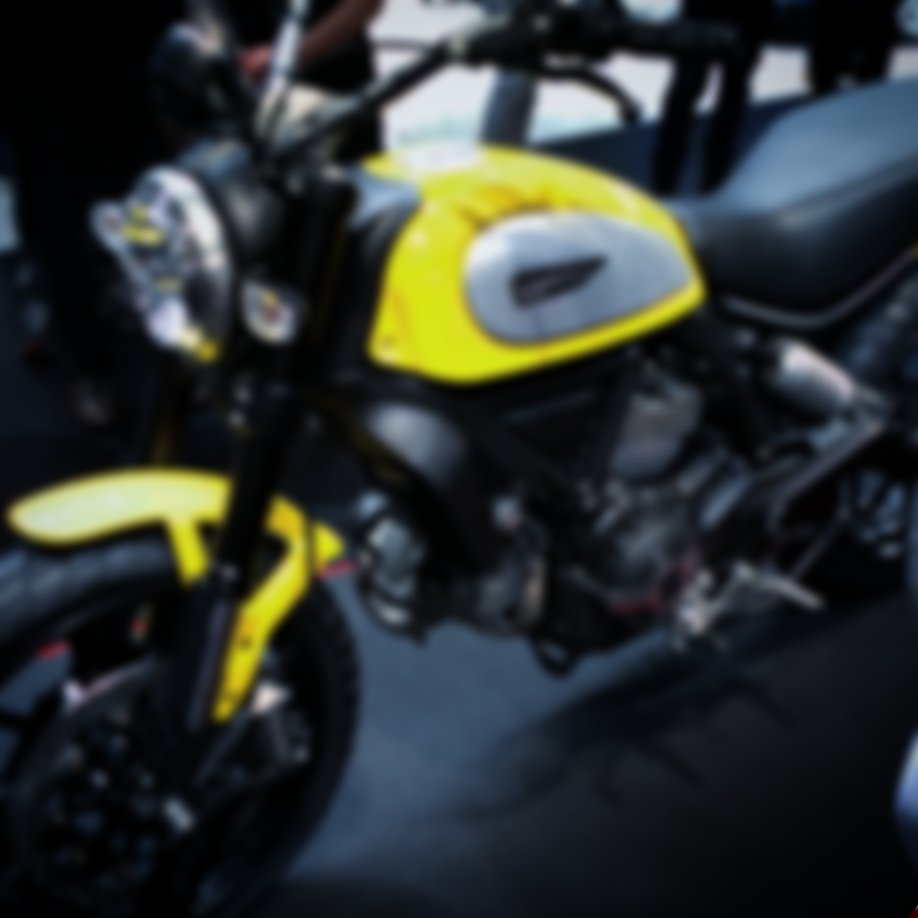 J’ai trouvé la seule moto du salon de l’auto 2014 !