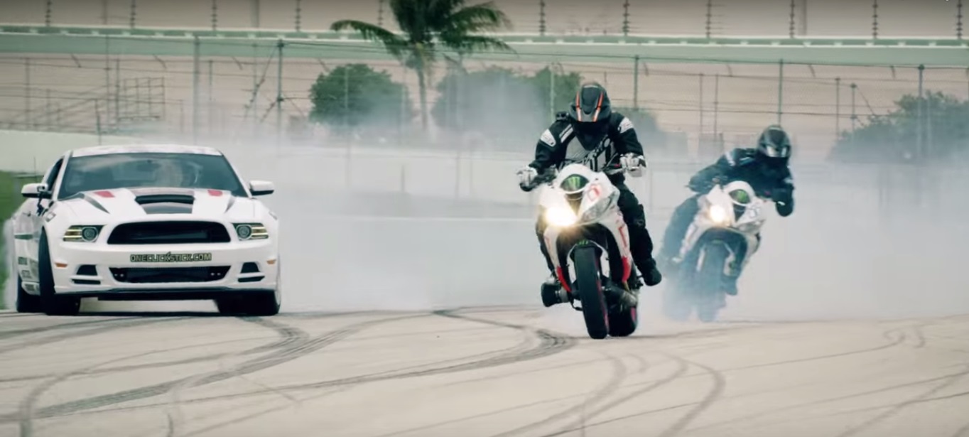 Motorcycle vs. Car Drift Battle 4