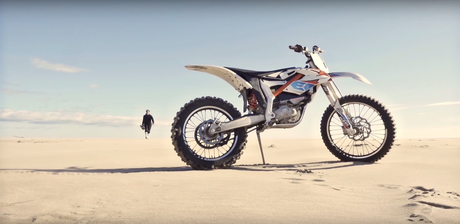 Le 1er backflip en moto électrique ?