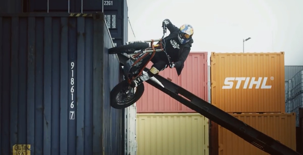 Man vs Machine : Julien Dupont défie les toys Silverlit !